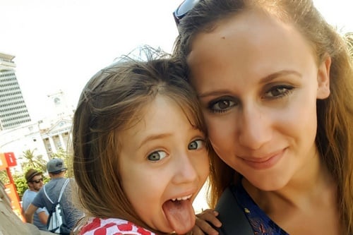 Sarah avec l'enfant qu'elle gardait, Marlen