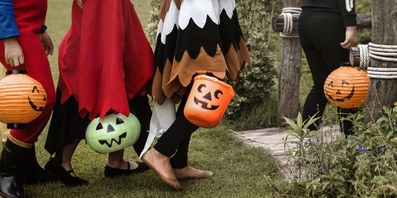 Pourquoi mange-t-on des bonbons à halloween?