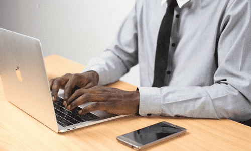Homme travaillant sur un ordinateur