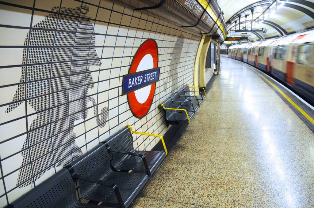 Retrouve le portrait de Sherlock Holmes dans le métro de la capitale anglaise