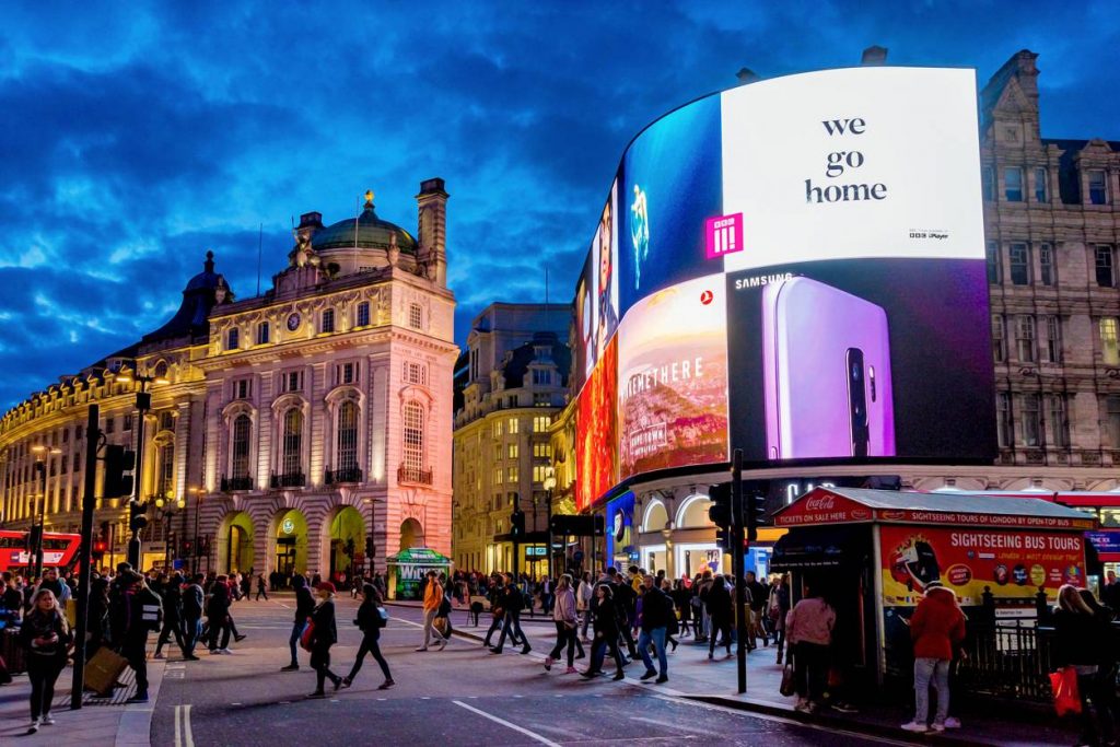 Présent dans le premier roman mettant en scène Holmes, le restaurant The Criterion existe toujours à Piccadilly Circus